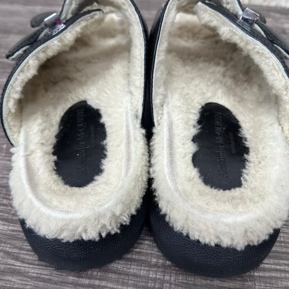 Alexander McQueen Wmns Oversized Hybrid Slide 'Shearling Black' - Picture 10 of 16